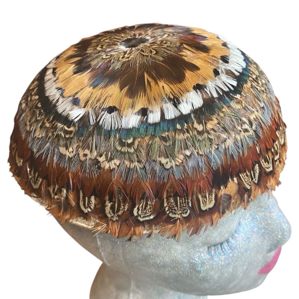 VINTAGE 50s 60s Era Pheasant Feather Skull Cap Style Hat Size Small